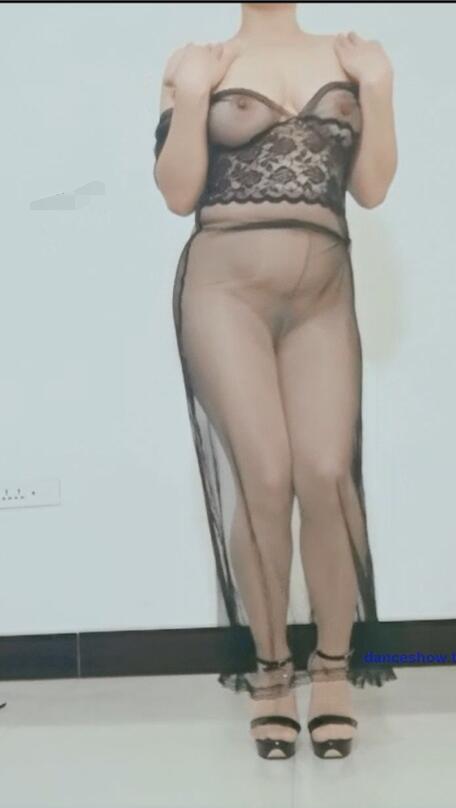 波波姐阿姨天生勾引小男生的料 蕾丝黑丝高跟搔首扭臀摇到出水 03